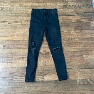 Skinny jeans with rips in knees